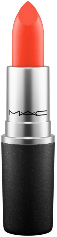 Ein korallfarbener Lippenstift mit silberner und schwarzer Hülse, beschriftet MAC.