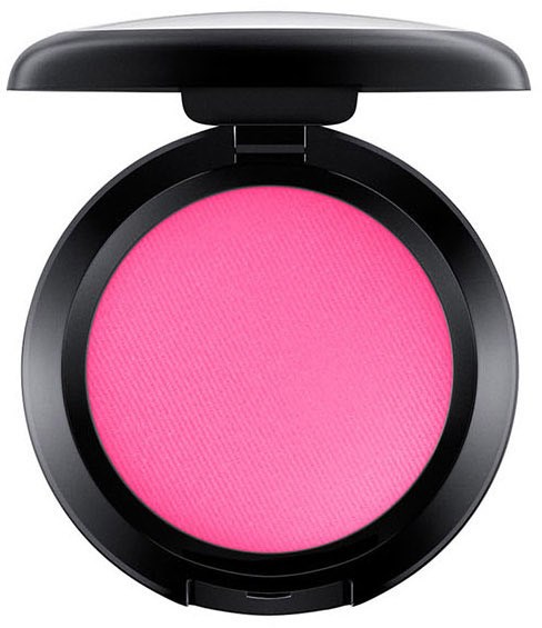 En rund rosa blush i en svart kosmetikhylla med lock.