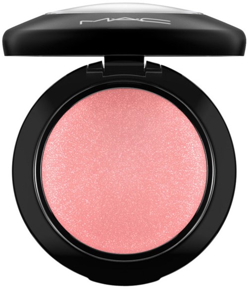 Een ronde, roze make-upproduct met een zwarte case en deksel, gemerkt met MAC. Met een glinsterende afwerking.