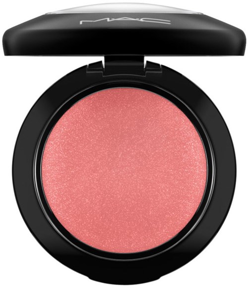 Ein runder Rouge-Deckel mit rosafarbenem, schimmerndem Puder und schwarzem Deckel mit MAC-Logo.