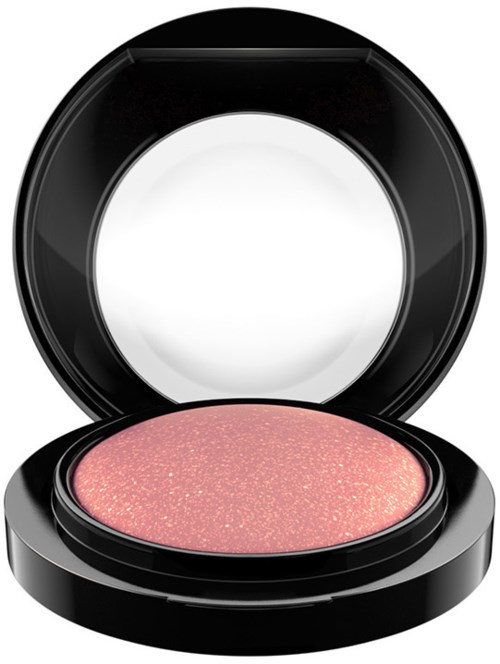 Een ronde roze make-up blush met glitters, in een open zwarte compacte met spiegel.
