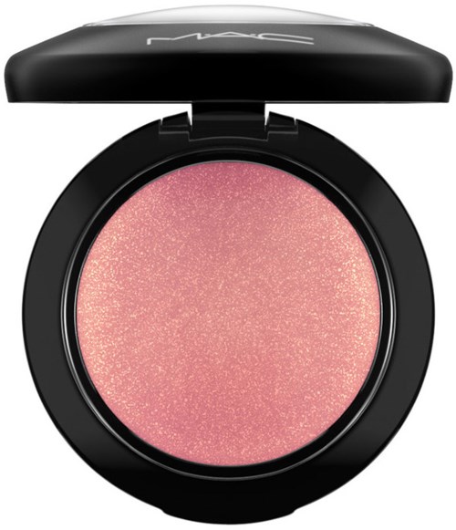 Een roze, glanzende blush in een zwarte compact met open deksel, van MAC.