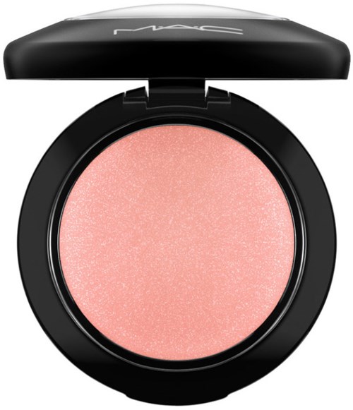 Een roze blush in een zwarte compact met open deksel, met 'MAC' erop.