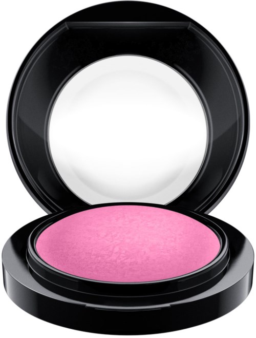 Een roze blush met een zwarte compactdoos en spiegel in de deksel.