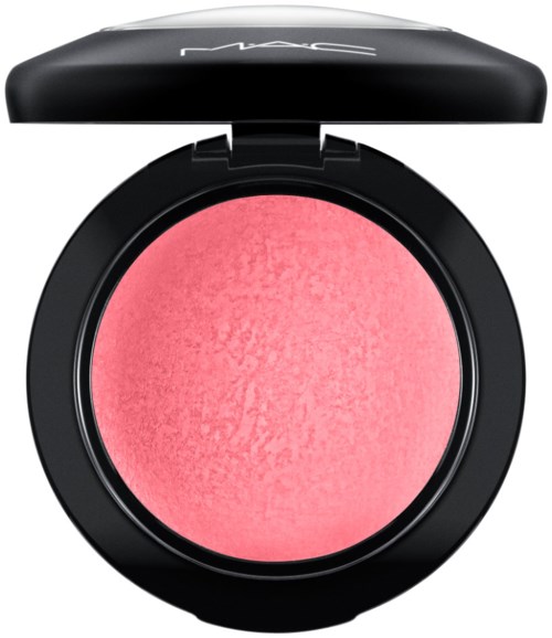 Een ronde roze blush in een zwarte compact met een deksel gemerkt 'MAC'.