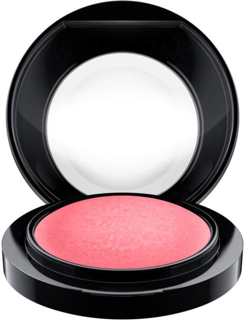 Een ronde roze blush in een open zwart compact met spiegel in de deksel.