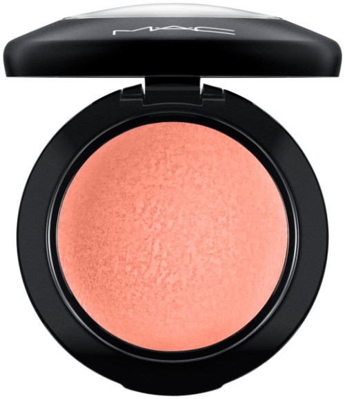 Een ronde make-up blush in een zwarte compact met deksel. De blush is roze en getextureerd.