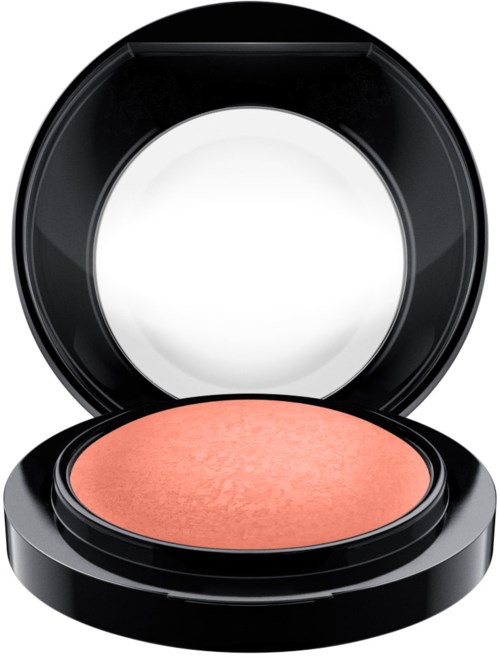 Een compacte met roze blush erin en spiegel op de deksel. De behuizing is zwart en rond.