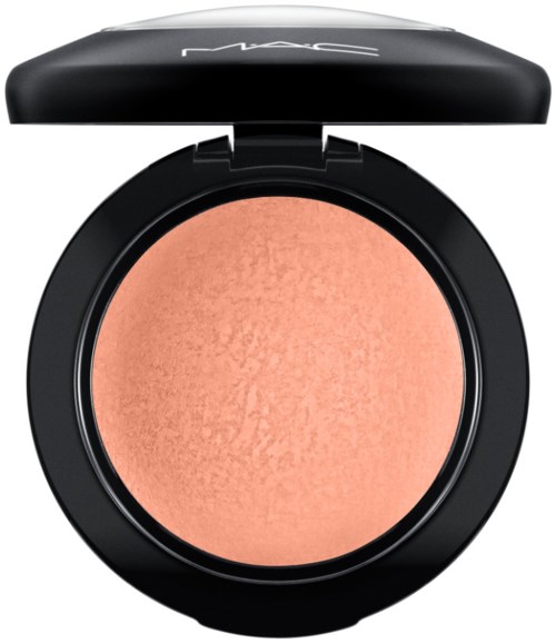 Een ronde blushverpakking met een zwart deksel en MAC-logo op het deksel.