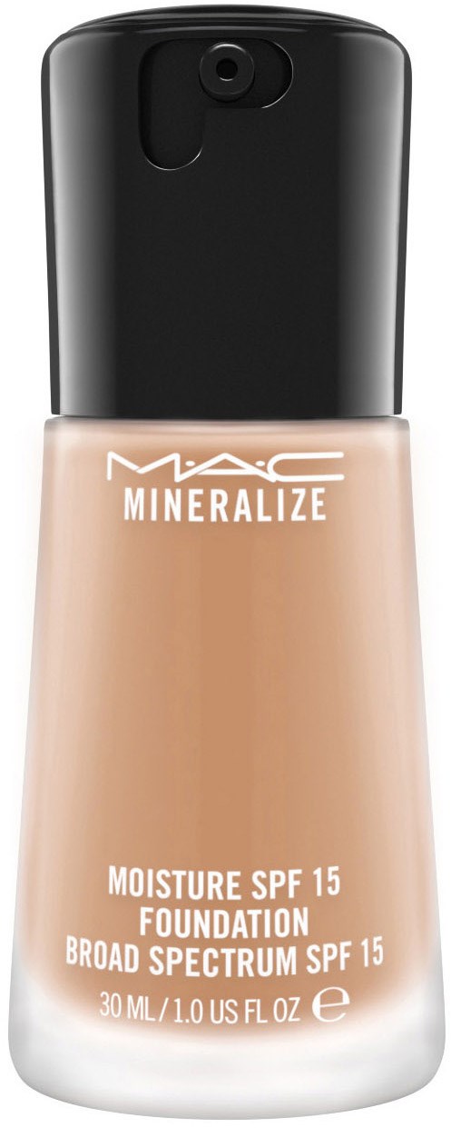 En flaska MAC Mineralize Moisture SPF 15 Foundation med svart lock, beige vätska inuti och vit text.