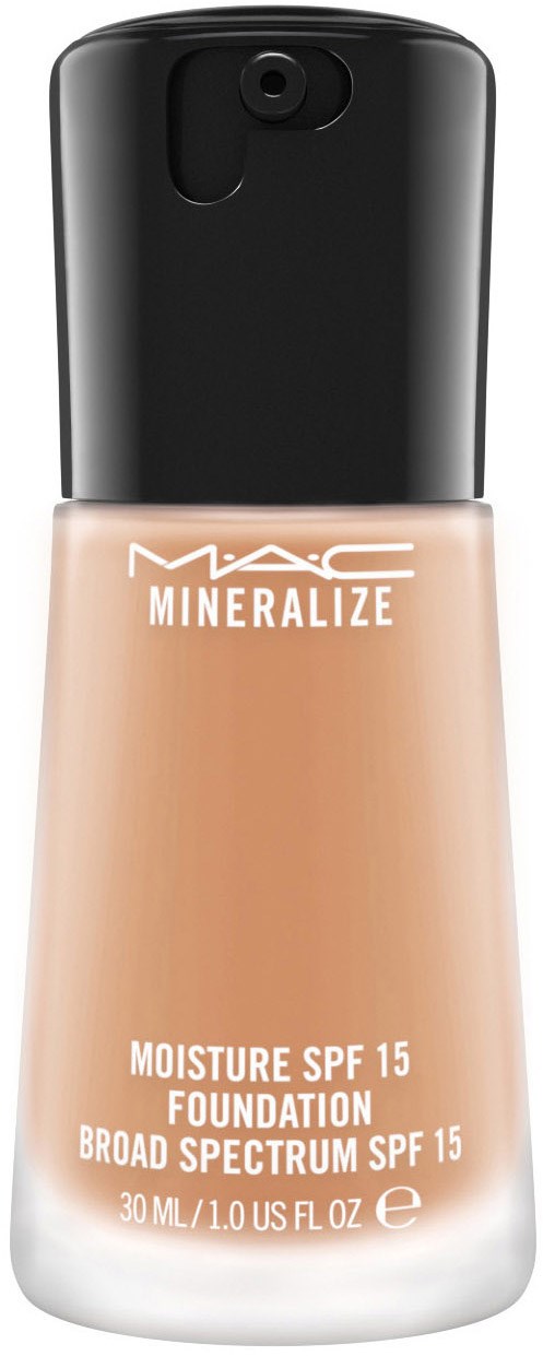 En foundationflaska med svart lock, märkt "MAC Mineralize Moisture SPF 15" i beige och vitt.