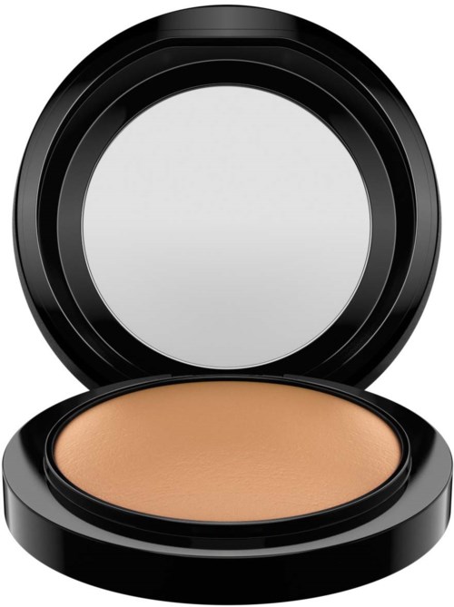 Een compacte met geperst poeder erin, zwart ronde houder, open, toont beige make-upplade.