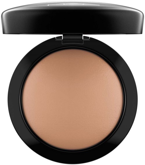 Een compacte met beige poeder erin, open deksel, ronde vorm, zwart behuizing, glad oppervlak.