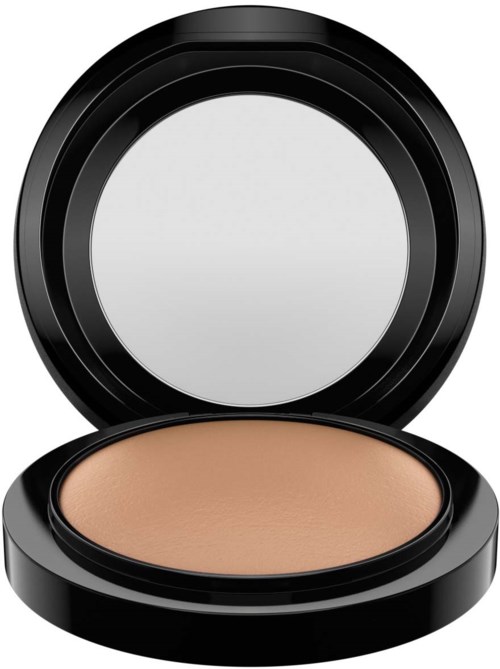 Een ronde make-up compact met beige poeder binnenin en een zwarte deksel, openstaand toont het poeder.