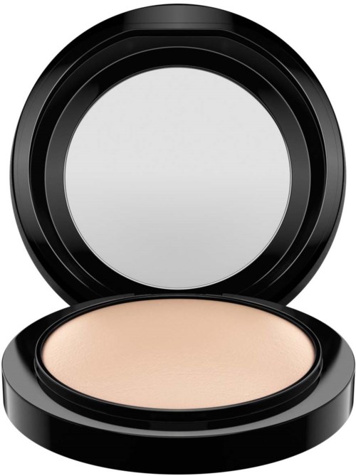 Een compacte met beige poeder en een ronde spiegel aan de binnenkant van de deksel.