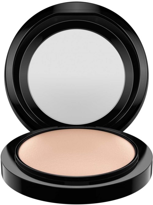 Een ronde compact met spiegel en beige poeder erin.