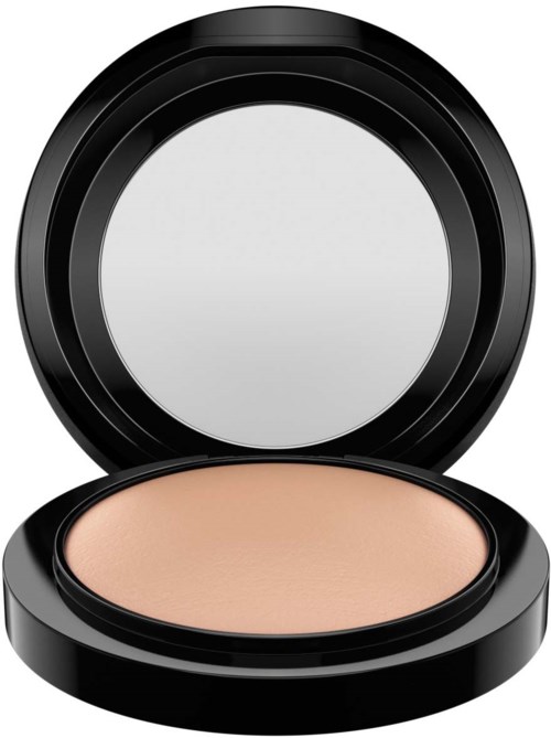 Een ronde compacte met beige make-up, open deksel met spiegel en product.