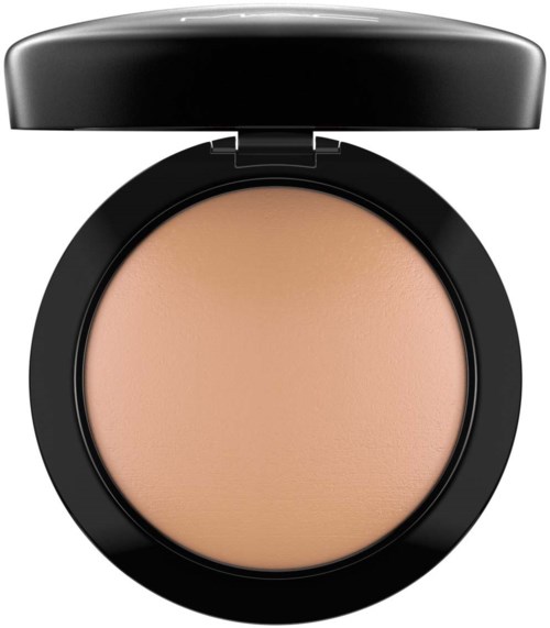 Een ronde compacte met deksel, met beige poeder voor makeup.