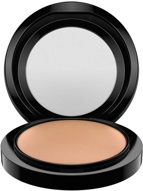 Een make-up compact met spiegel en beige poeder.