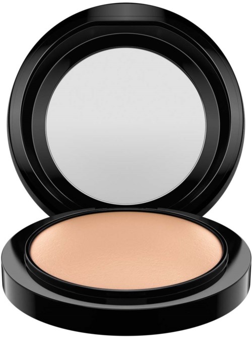 Een compact met licht beige poeder binnenin, zwarte ronde behuizing, open deksel met spiegel, voor make-up.