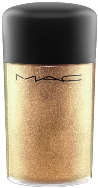 En guldfärgad makeupprodukt med svart lock från MAC, troligen en highlighter eller ögonskugga.