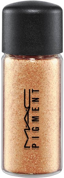 En liten behållare med beige glitterpigment och svart lock, märkt MAC PIGMENT.