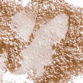 Pulverliknande ämne med två hjärtsymboler pressade i den, omgiven av mer pulver.