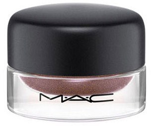 En liten, rund krukke med sort lokk, som inneholder en rosa-brun makeup, med MAC-logo på forsiden.