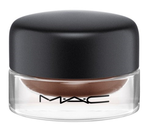 En liten glasskrukke med svart lokk inneholder brunt krem, merket med MAC-logoen.