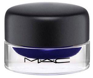 En liten krukke med MAC kosmetikk med svart lokk og klar bunn som viser blå og hvit makeup.
