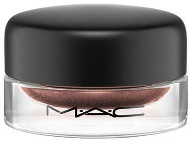 Kleiner transparenter Behälter mit braunem Pulver und schwarzem Deckel, auf der Vorderseite 'M·A·C' beschriftet.
