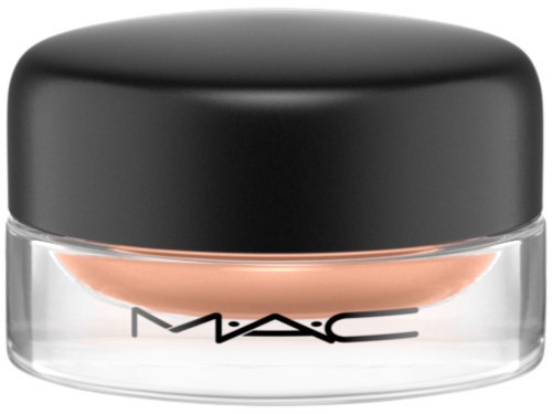 Een kleine ronde container met zwarte deksel en doorzichtige bodem, bevat beige make-up van MAC.