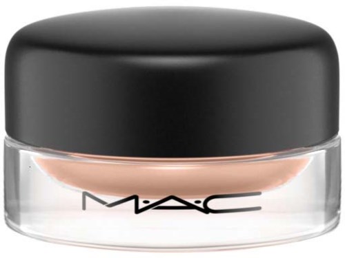 Een kleine make-uppot met een zwarte deksel en doorzichtige bodem, gemerkt MAC, met perzikkleurig product erin.