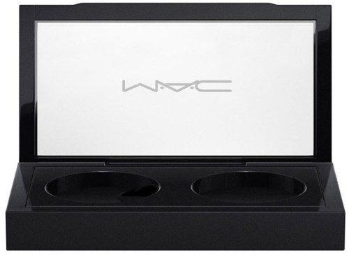 Een zwart make-up palette met twee ronde vakken en een spiegel met 'MAC'-logo.
