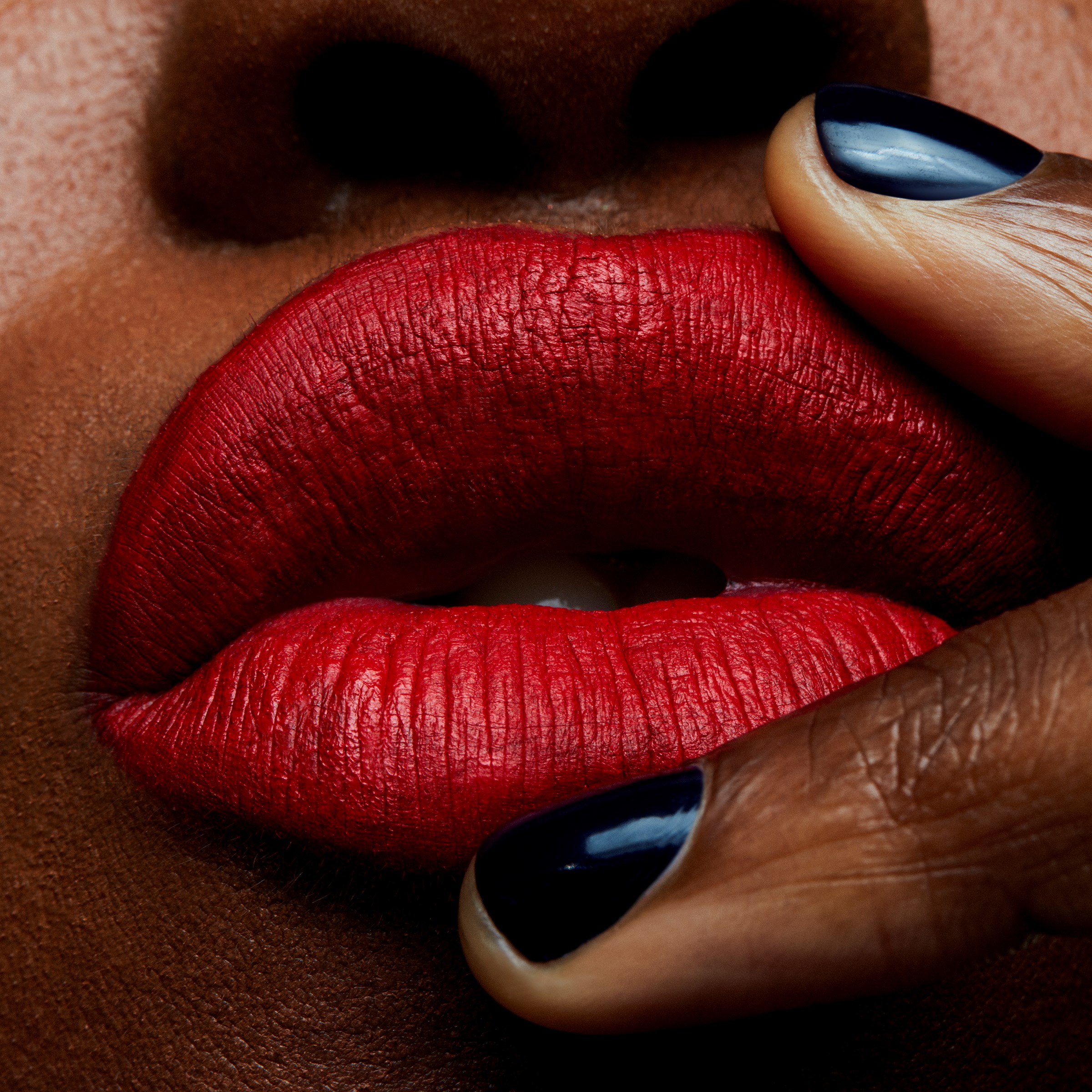 MAC Cosmetics Retro Matte Pomadka w Płynie Fashion Legacy (obrázok 4)