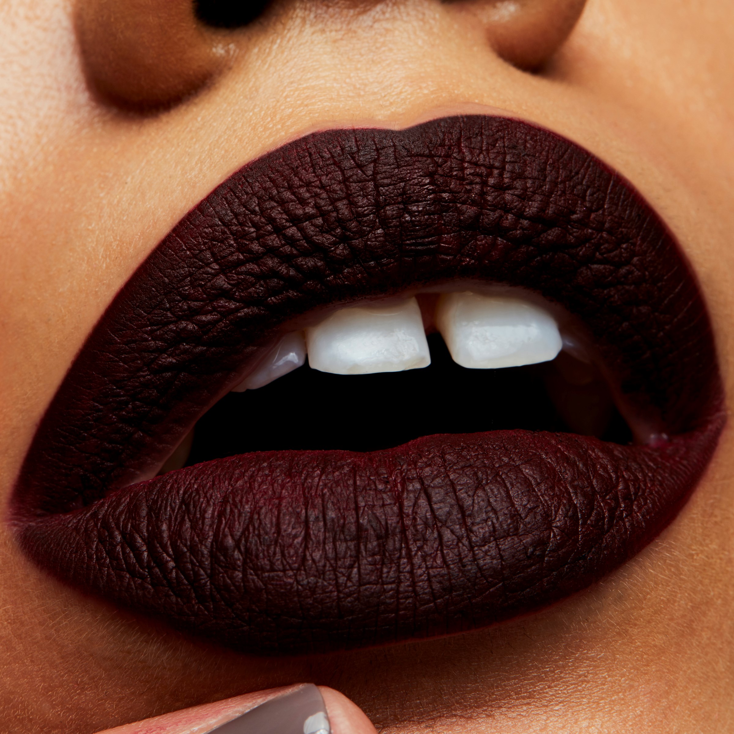 MAC Cosmetics Retro Matte Pomadka w Płynie High Drama (obrázok 3)