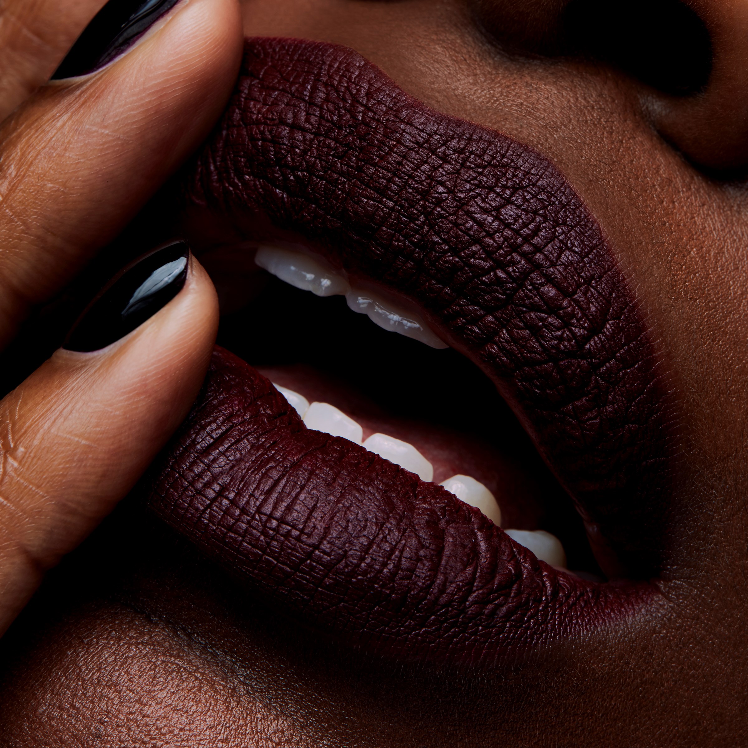 MAC Cosmetics Retro Matte Pomadka w Płynie High Drama (obrázok 4)