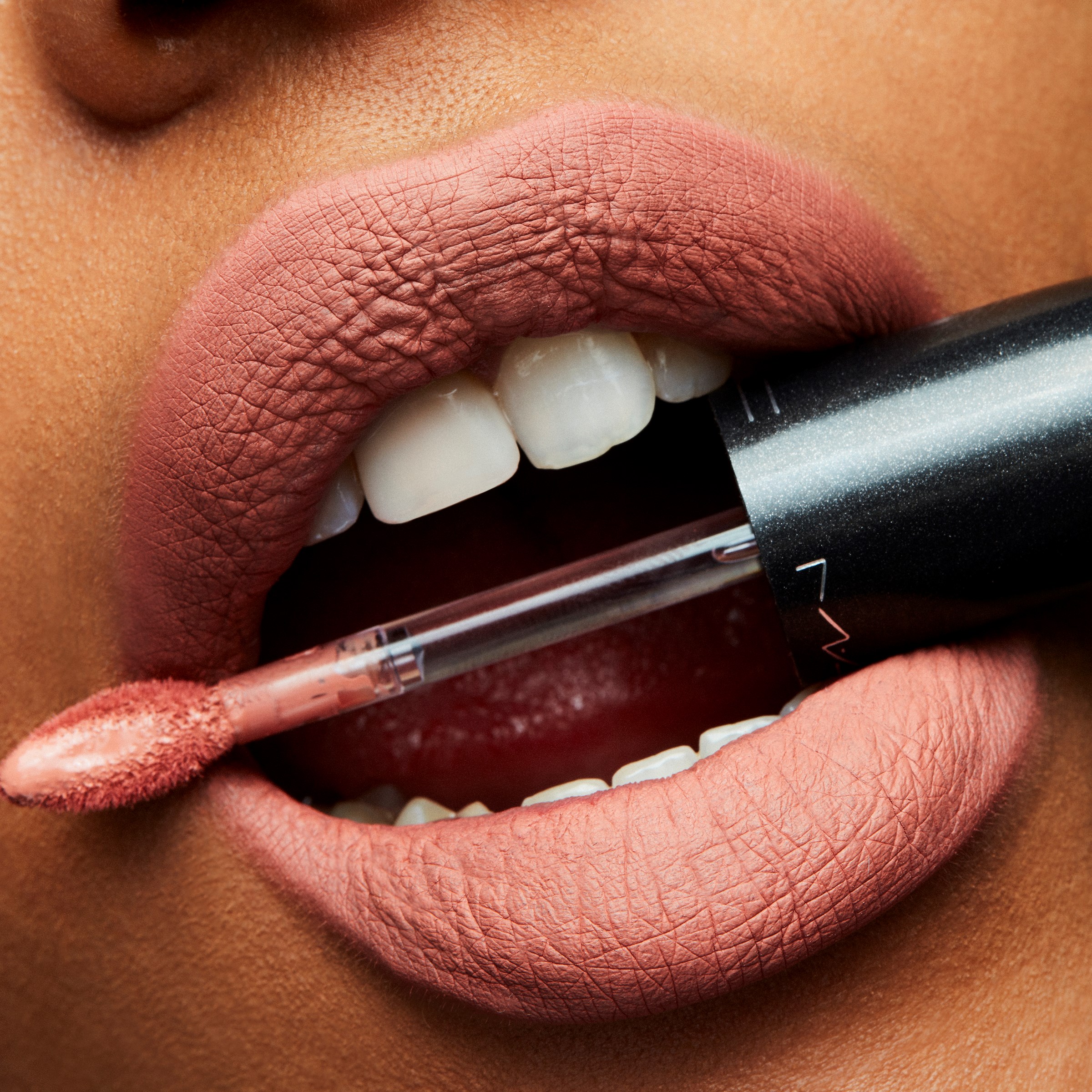 MAC Cosmetics Retro Matte Pomadka w Płynie Lady Be-Good (obrázok 3)