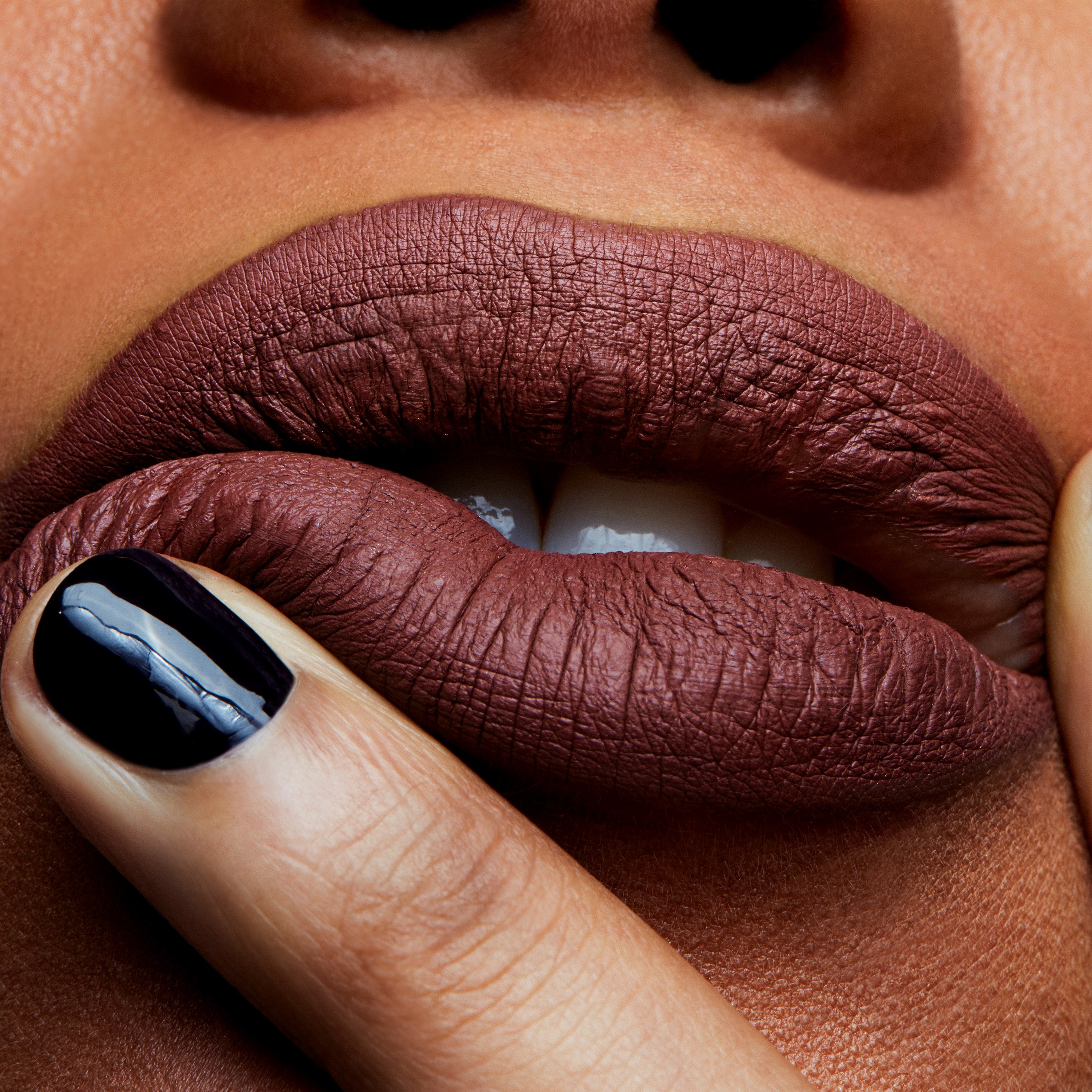 MAC Cosmetics Retro Matte Pomadka w Płynie Topped With Brandy (obrázok 3)