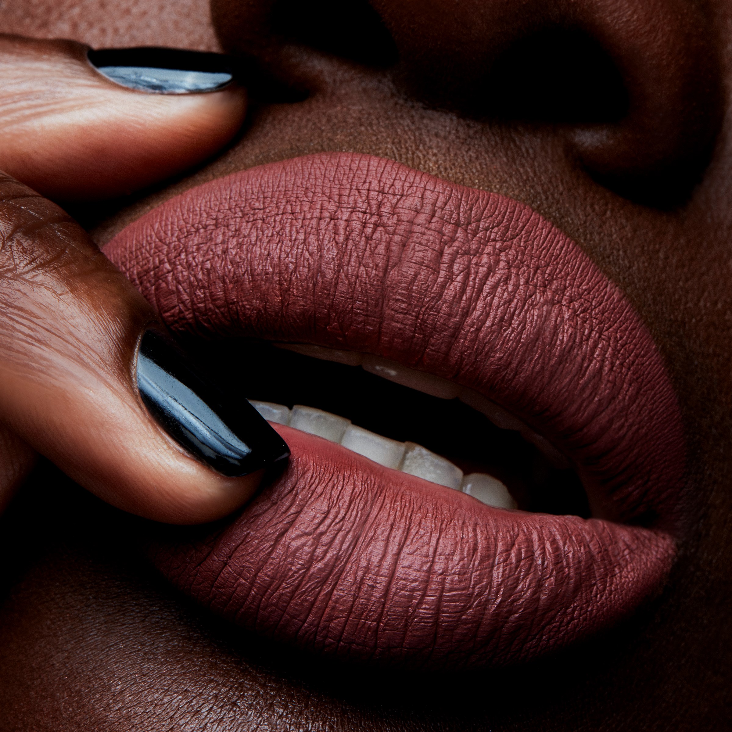 MAC Cosmetics Retro Matte Pomadka w Płynie Topped With Brandy (obrázok 4)