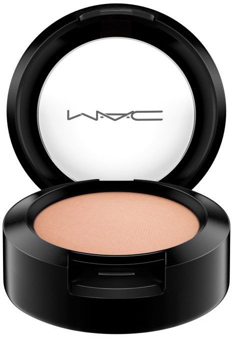 En rund sminke-compact med lys beige pulver inni og MAC-logo på lokket.