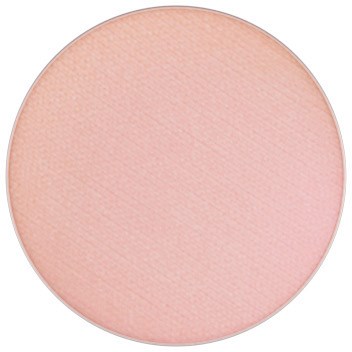 En rund, ljus rosa makeuprouge eller puder. Mjuk, matt yta med subtil textur.