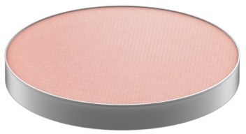 En rund sminkrouge med mjuk rosa färg och silverkant.