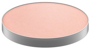 En rund, platt, rosa makeup blush med en silverkant.