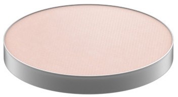 En rund, plat makeup-puder eller rouge med ljus rosa nyans och silverkant. Inga märkessymboler synliga.