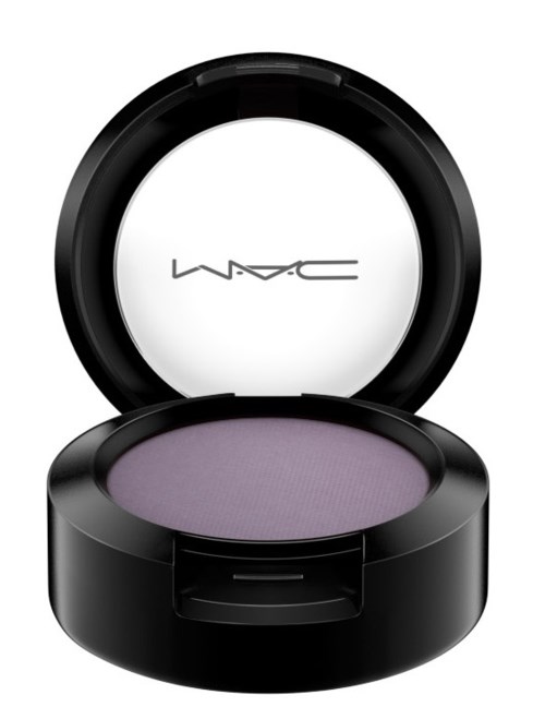 Okrągłe czarne opakowanie z fioletowym cieniem do powiek i lustrem z logo MAC na wieczku.