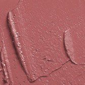 En rosa-röd läppstiftsprov visar en texturerad, krämig yta med ett lätt sken och en kurvad kant.