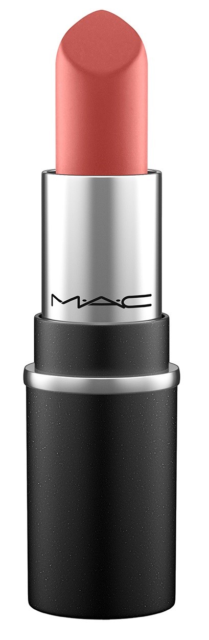 Brzoskwiniowy pomadki w czarno-srebrnej tubce od MAC Cosmetics.