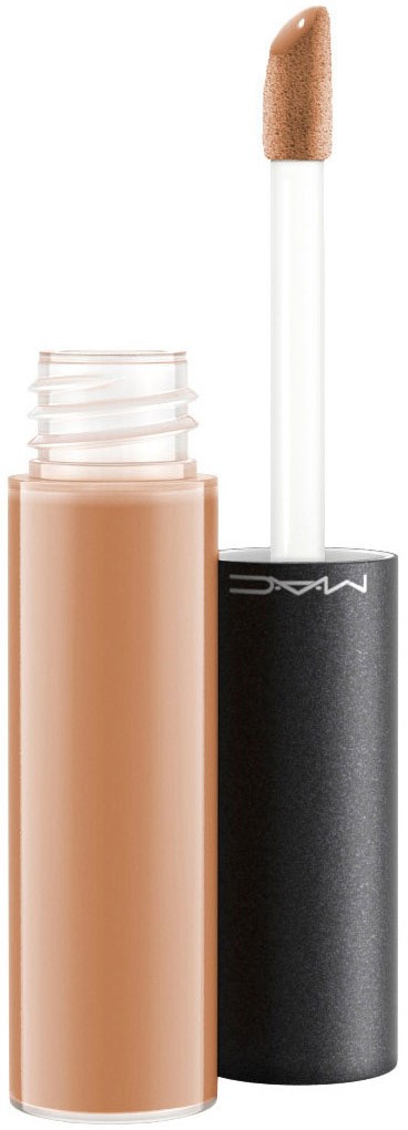 En beige flytande concealer med applikatorstång, i ett svart rör.