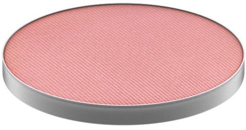 En rund rosa makeup blush med en texturerad yta, i en silverbehållare.